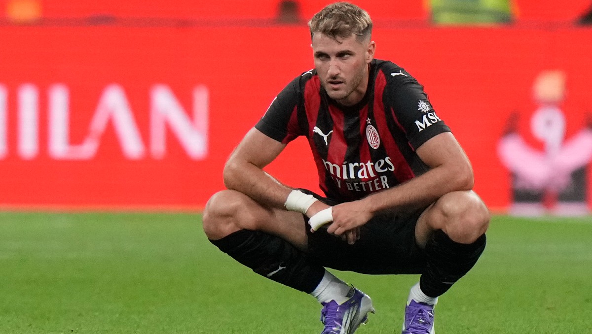 Santiago Gimenez saldría del Milan con dirección a la Roma (AP)