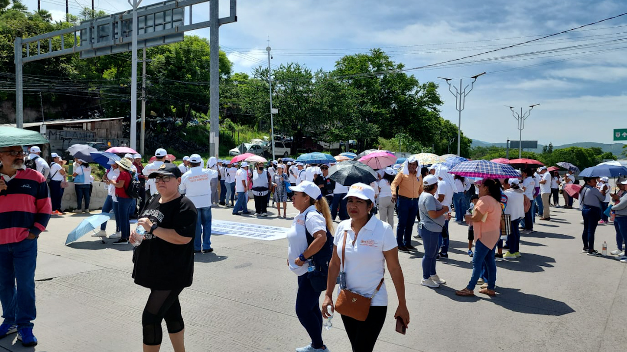 Sección 14 de la SNTE bloquea Autopista del Sol en Guerrero