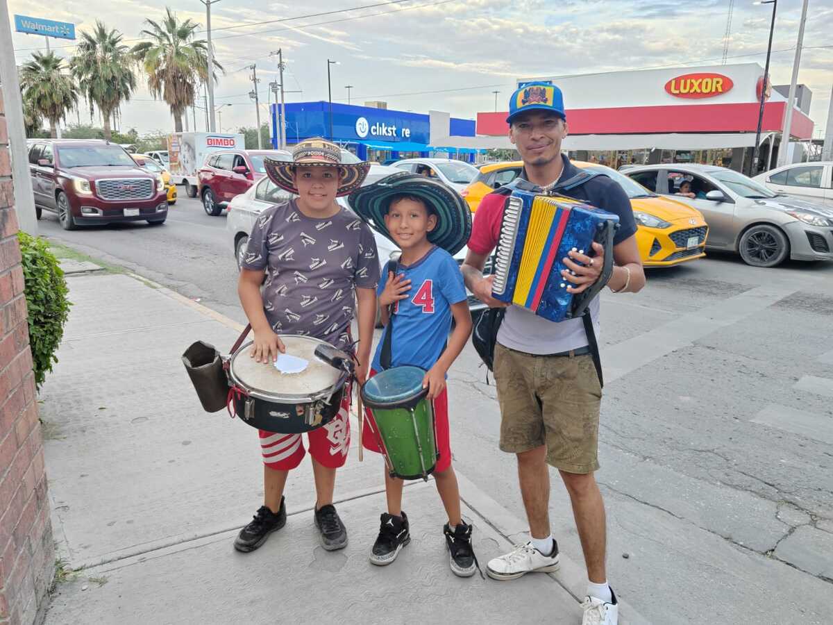 En Torreón, tío y sobrinos musicalizan el tráfico con cumbia. (Alejandro Castañeda Alvarado)