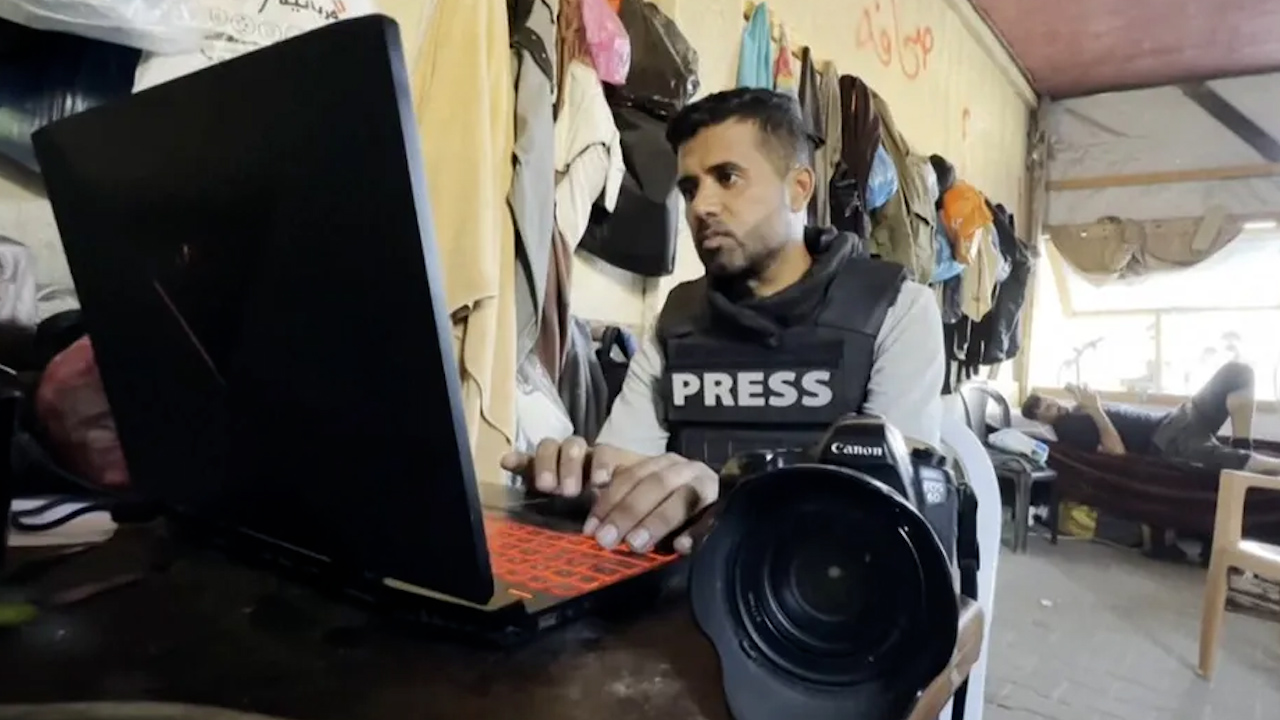 Voces que resisten: Algunos de los periodistas que siguen reportando desde Gaza