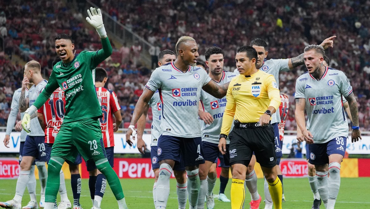 El árbitro Víctor Cáceres se vio en polémica por el partido Chivas vs Cruz Azul (Imago7)