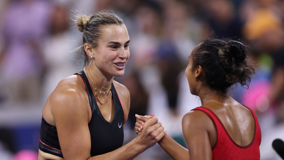 Aryna Sabalenka y Leylah FernÁndez se enfrentaron en la tercera ronda del US Open (AFP)