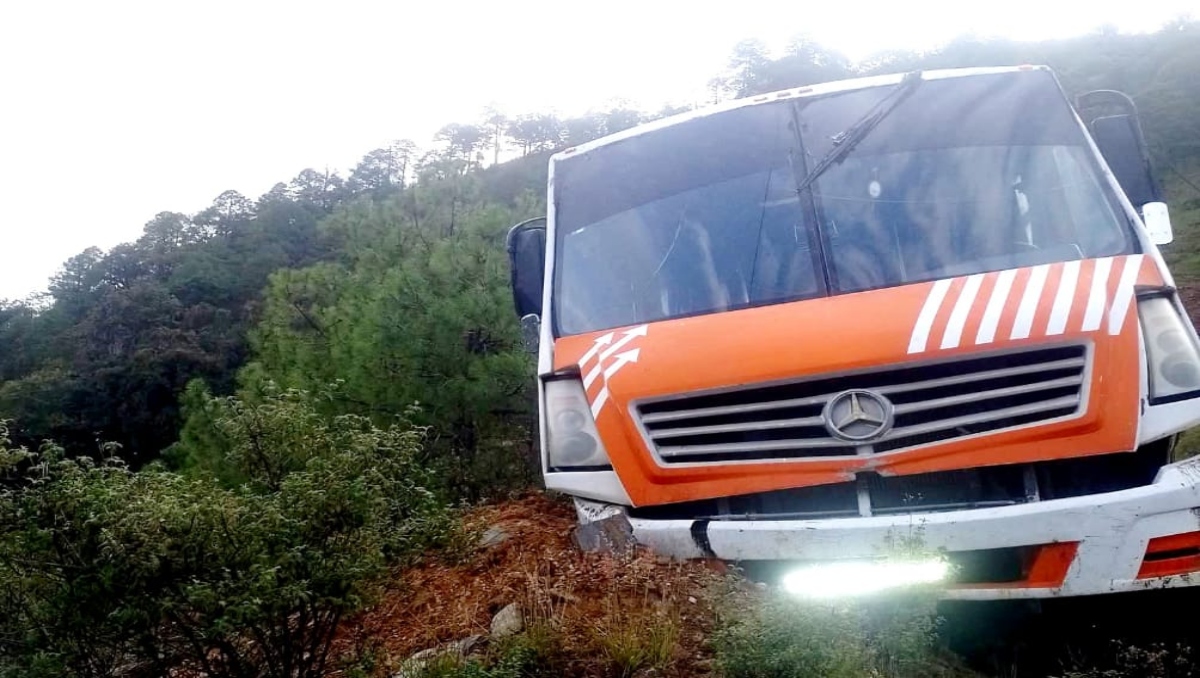 Autobús se queda sin frenos y al borde de un abismo en Puebla | Especial