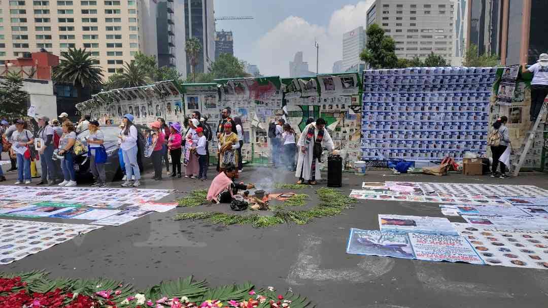 Se concentraron en la glorieta del Ahuehuete, ahora bautizada por los manifestantes 'Glorieta de los Desaparecidos'. | Foto: Jorge Becerril