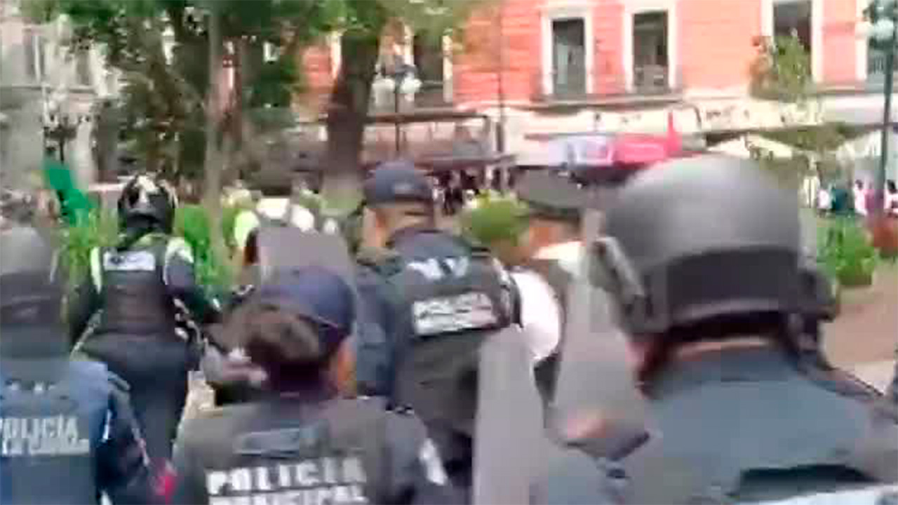 Detienen a 3 mujeres tras marcha en el día de las víctimas de Desaparición Forzada en Puebla