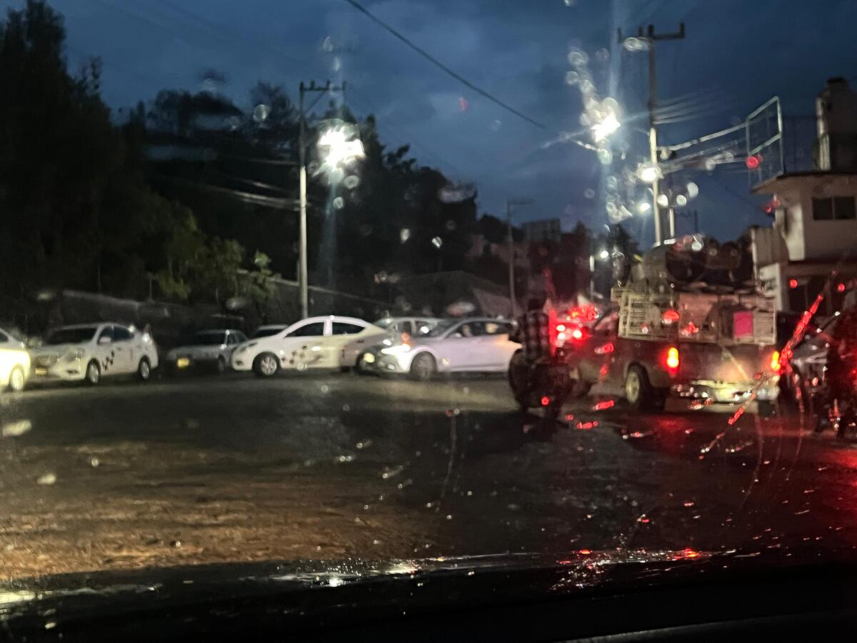 Hay un grupo numeroso de taxistas en las inmediaciones del Centro de Justicia de esta demarcación.