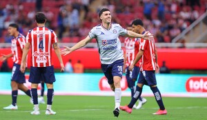 José Paradela anotó un gol de vestidor en el Chivas vs Cruz Azul