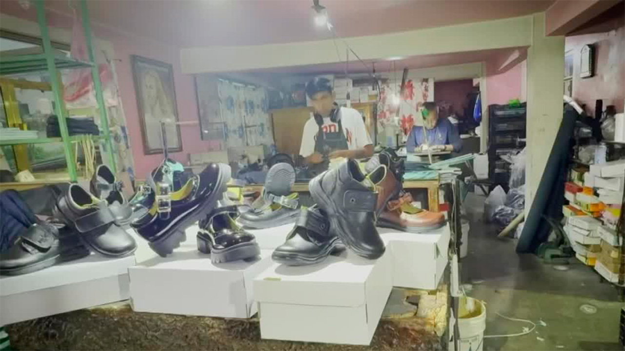 Artesanos de San Mateo Atenco crean calzado ortopédico
