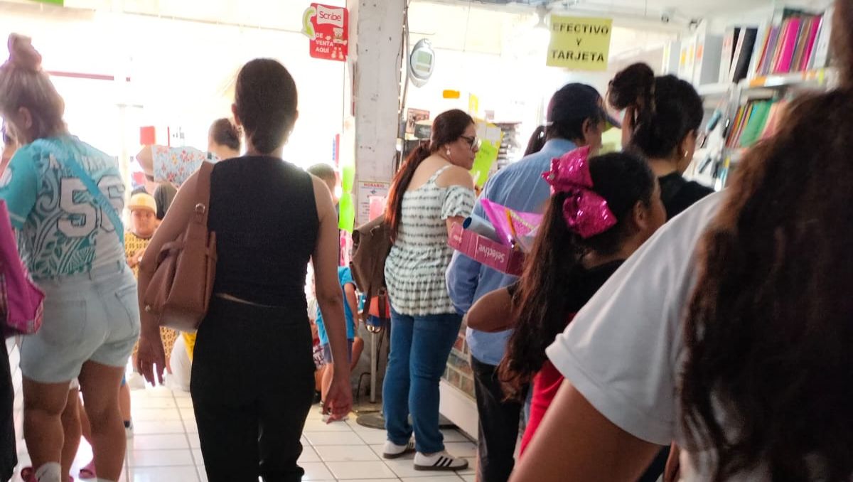 Filas en papelerías para comprar útiles escolares. | Especial