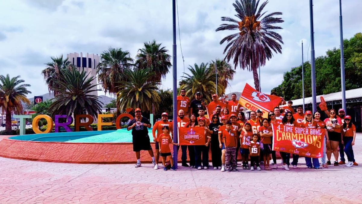 Aficionados laguneros posan para foto tradicional de la NFL. | Especial