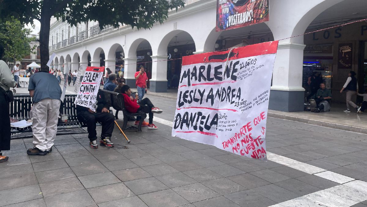 En el Andador Constitución se leyeron experiencias y hechos suscitados a bordo de las unidades. Foto: (Mellissa López)