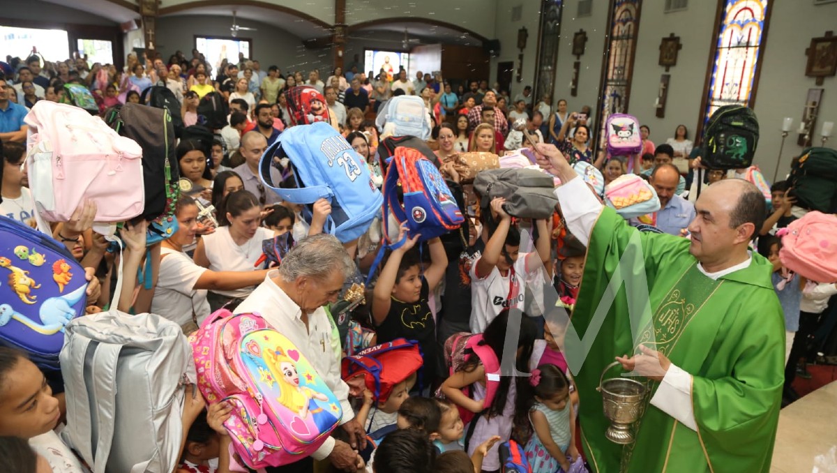 Bendición de mochilas en Tampico. (Yazmin Sánchez)