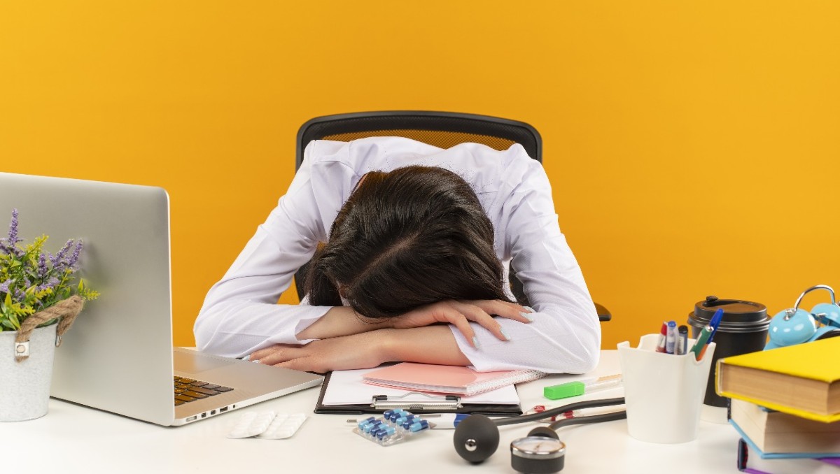 El burnout laboral puede afectar a cualquier persona, incluso si esta no demuestra estar estresada. | Freepik