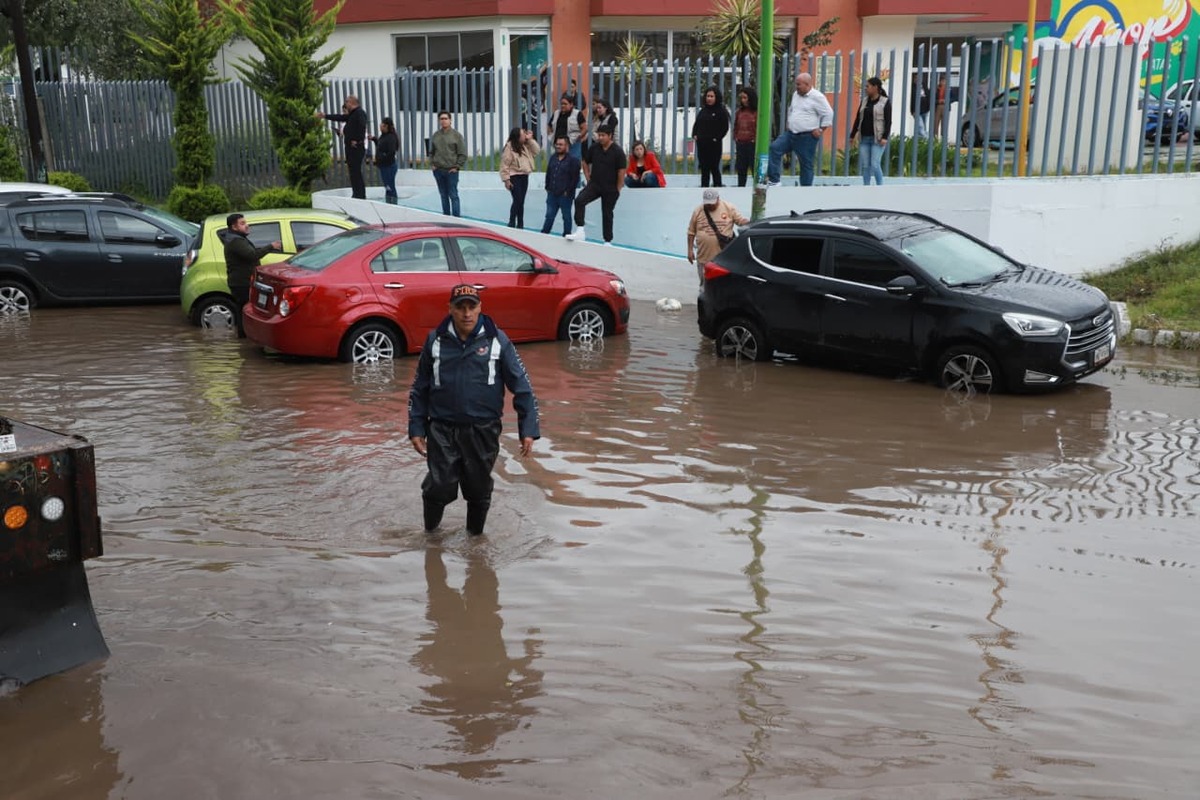 Calles de Pachuca quedaron bajo el agua tras la lluvia vespertina de este lunes. (Jorge Sánchez)