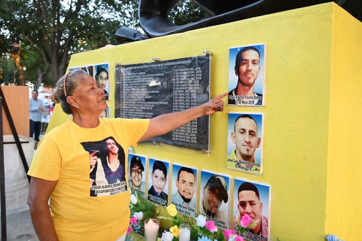 Colocan fotografías de desaparecidos en memorial en Nuevo Laredo