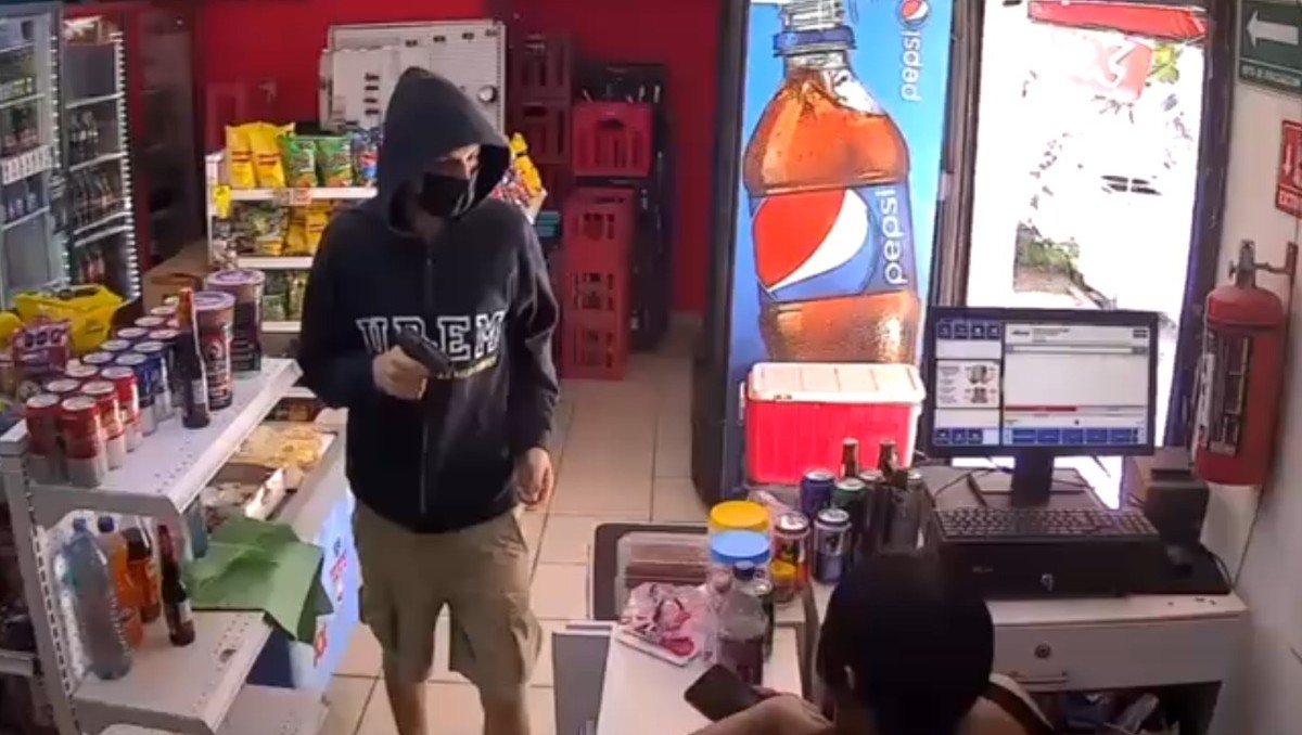 El delincuente se apoderó del teléfono celular, y de billetes y monedas de la caja registradora. Foto: Especial