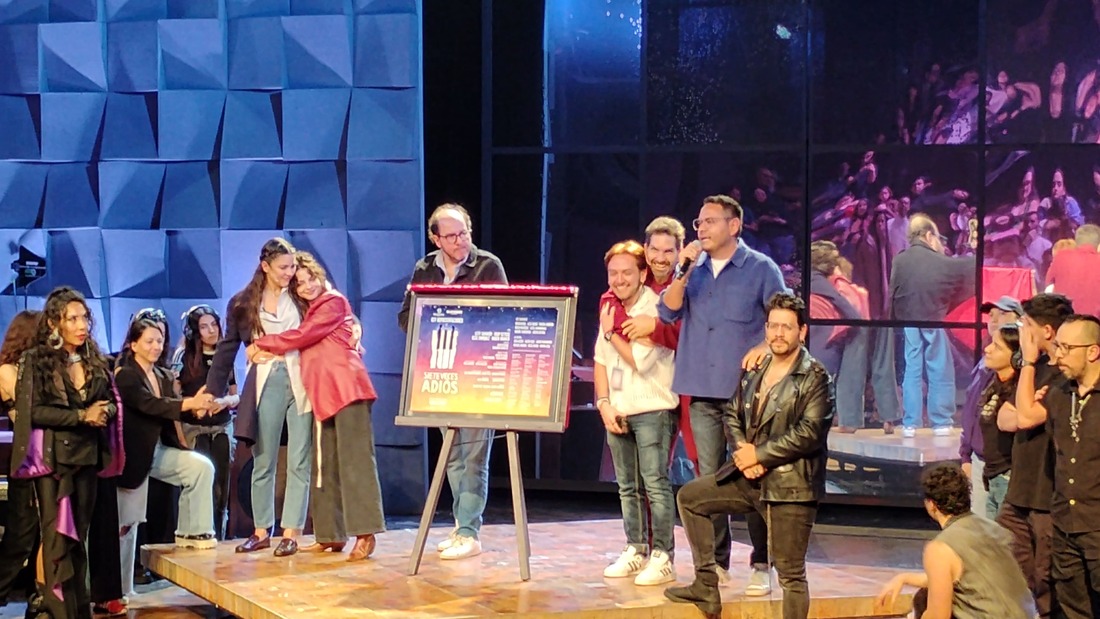 Giselle Kuri develó la placa junto al elenco y músicos del montaje. (LIZBETH CRUZ)
