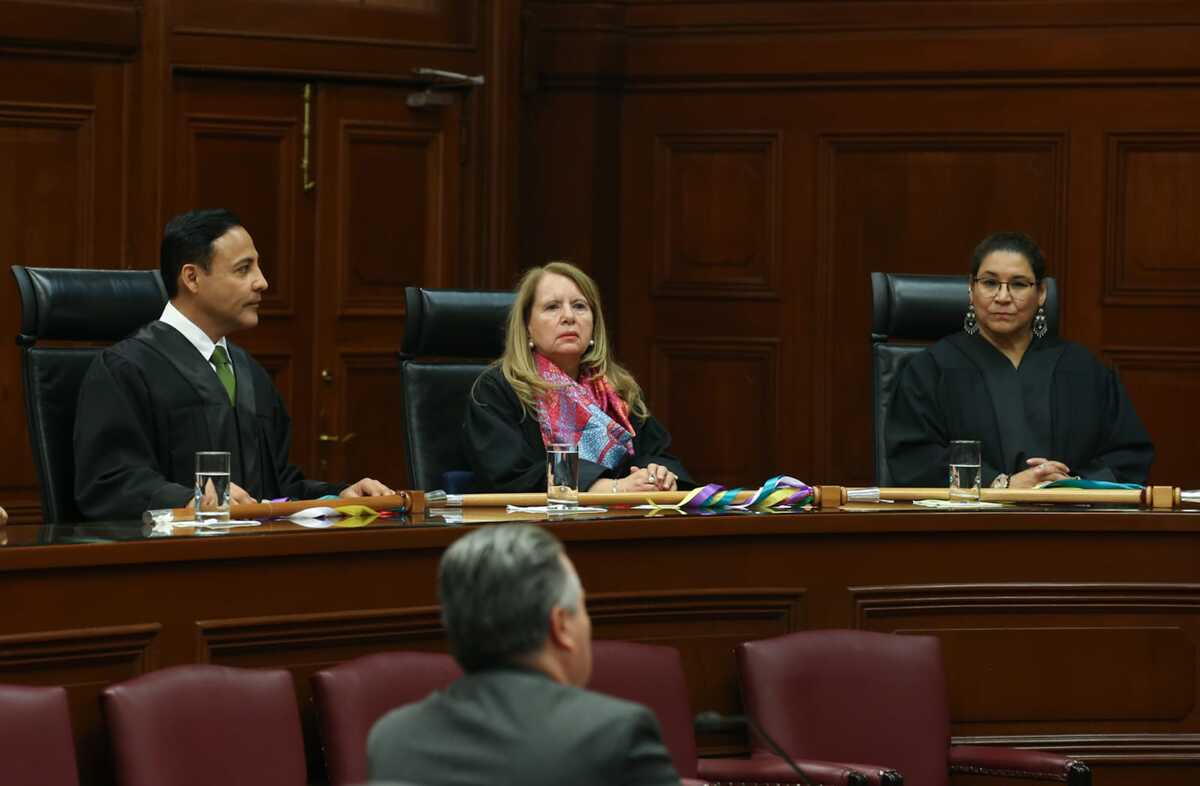 Ministros Irving Espinosa, Loretta Ortiz y Lenia Batres en sesión solemne. | Araceli López