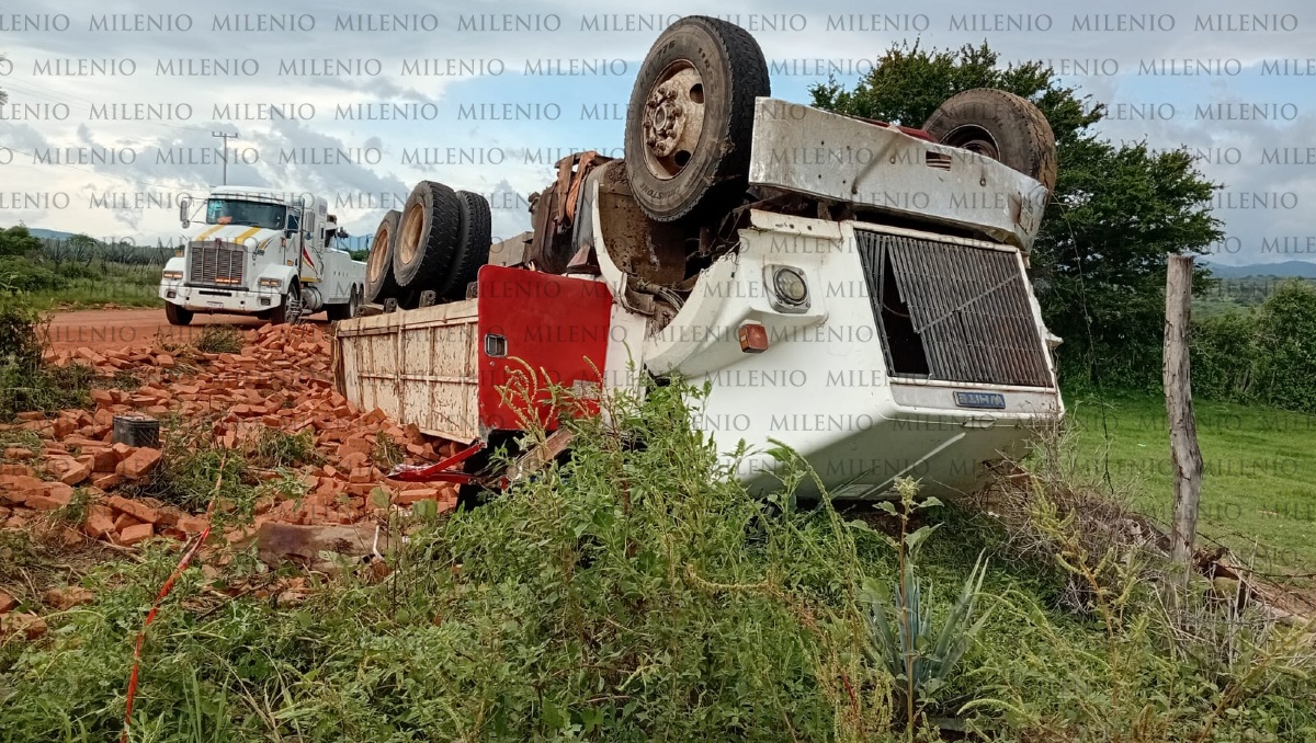 Uno de los ocupantes del camión de volteo perdió la vida en el percance (Foto: Raúl Aguilar Lares)