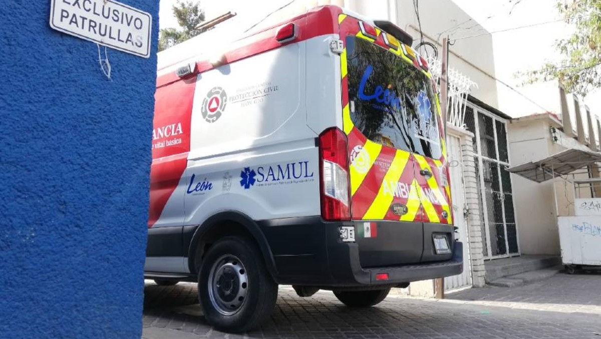Paramédico de León se lesiona al intentar ayudar a motociclista.