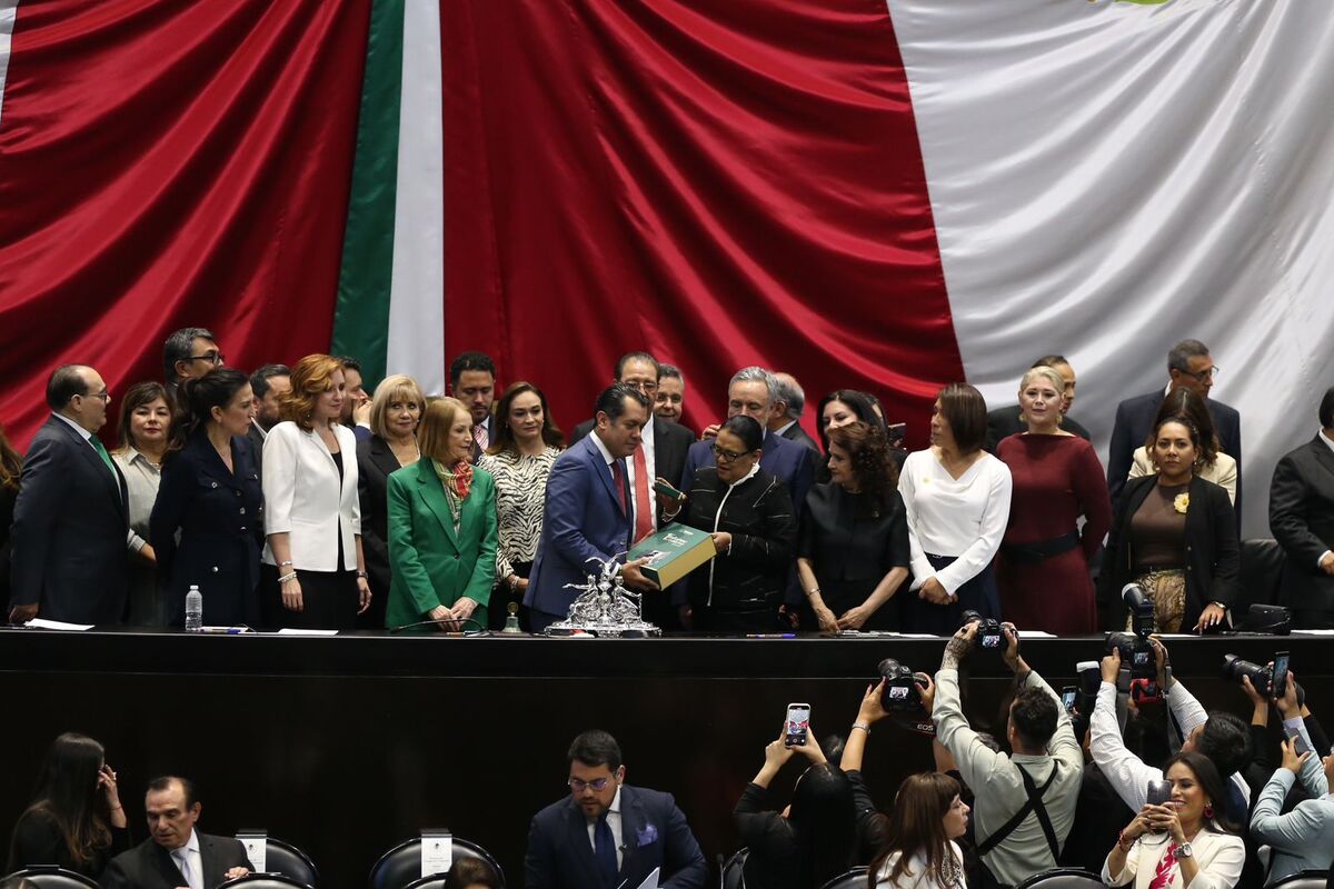 La secretaria de Gobernación, Rosa Icela Rodríguez, entregó el primer informe de actividades de Sheinbaum. | Ariana Pérez