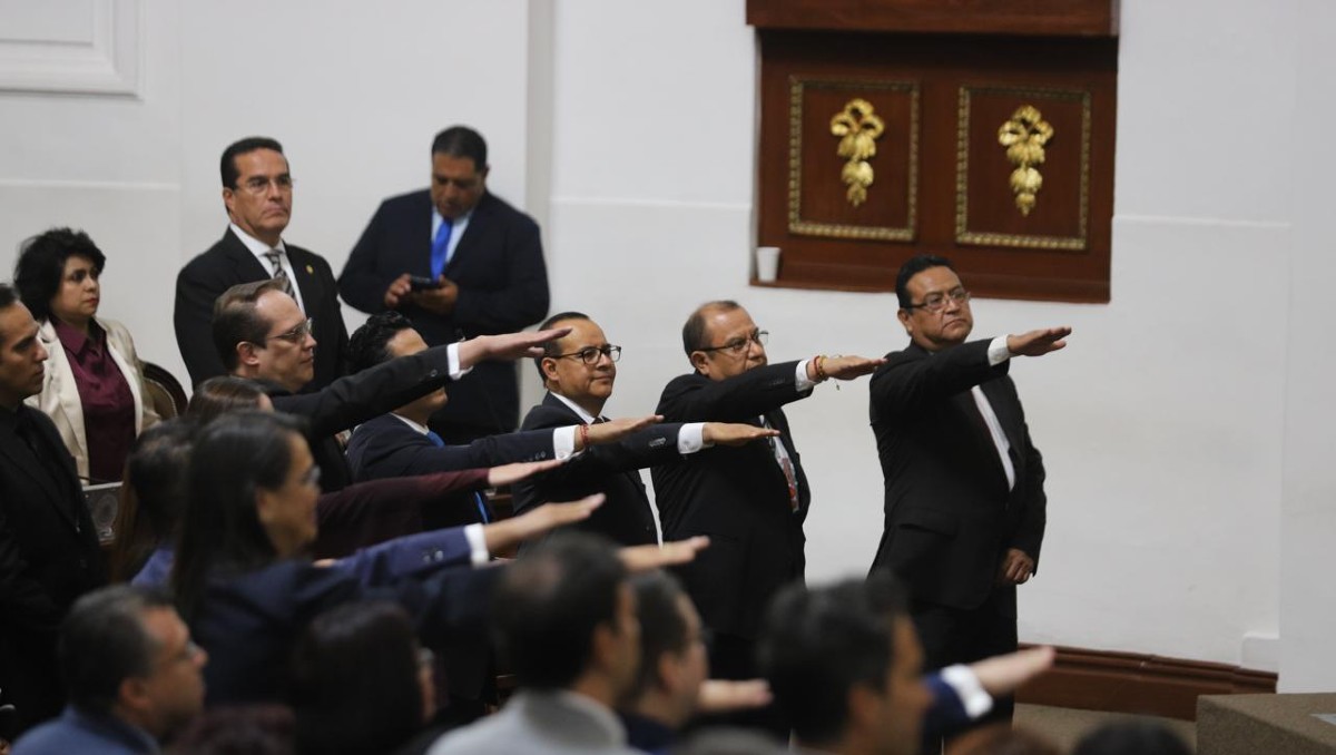 Toma de protesta de jueces y magistrados en el Congreso de la Ciudad de México. | Foto: Jorge Carballo