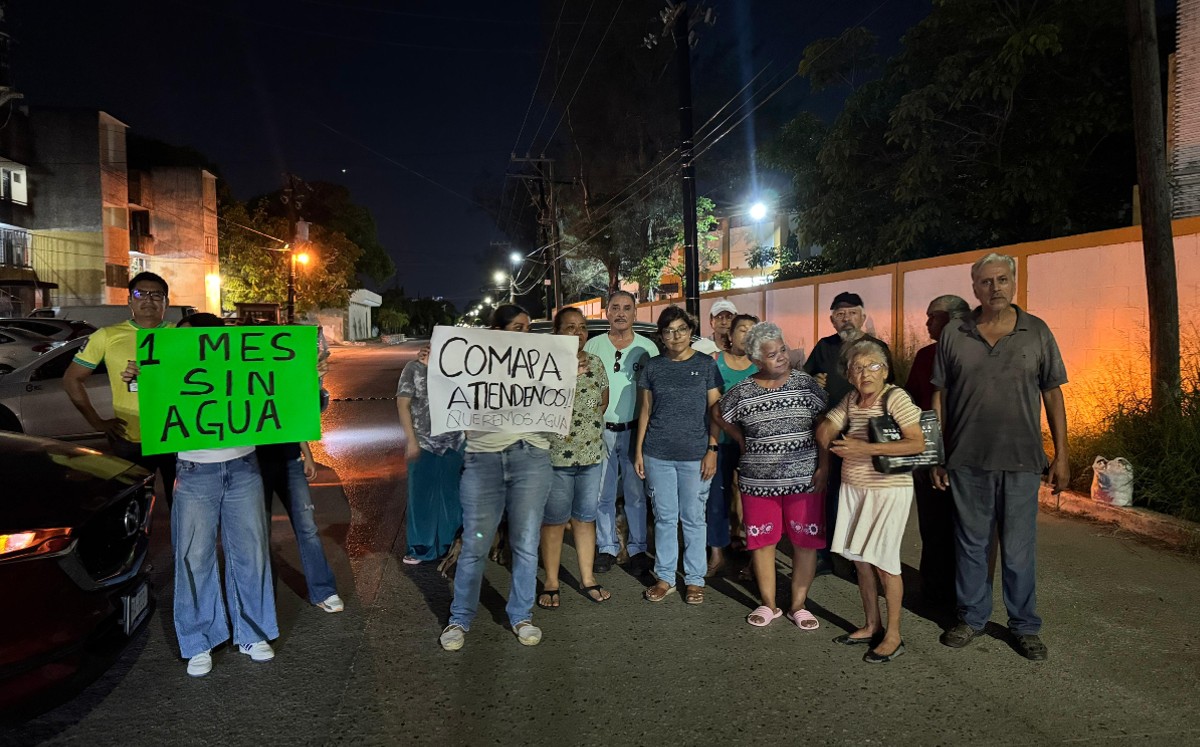 Vecinos bloquearon la calle Sor Juana Inés de la Cruz. | Alberto Cano