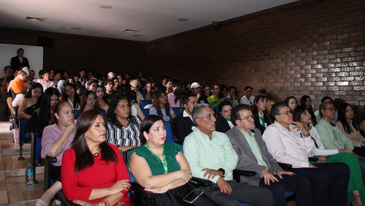 Alumnos y autoridades se reunieron para celebrar el tercer aniversario del diario universitario. (Karla Rodríguez)
