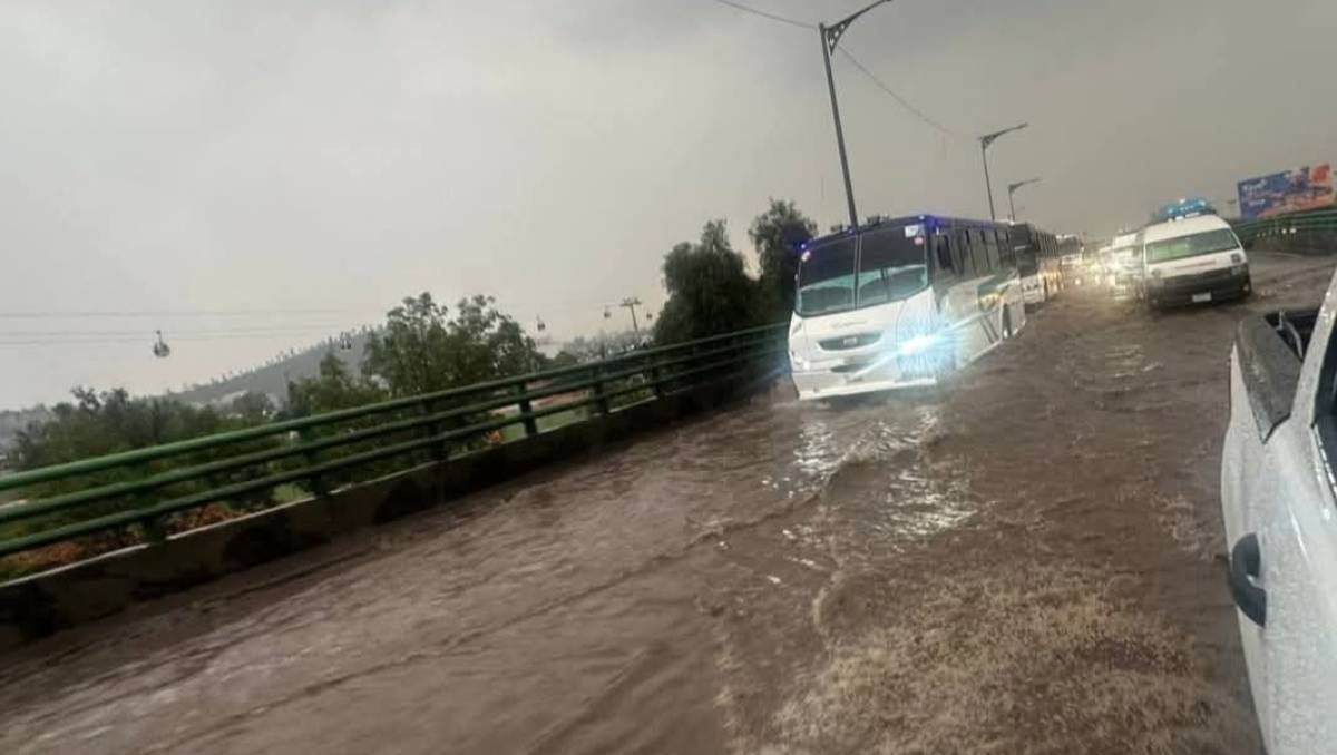 Anegaciones y caos vial en municipios del Valle de México tras intensa lluvia este martes. Especial