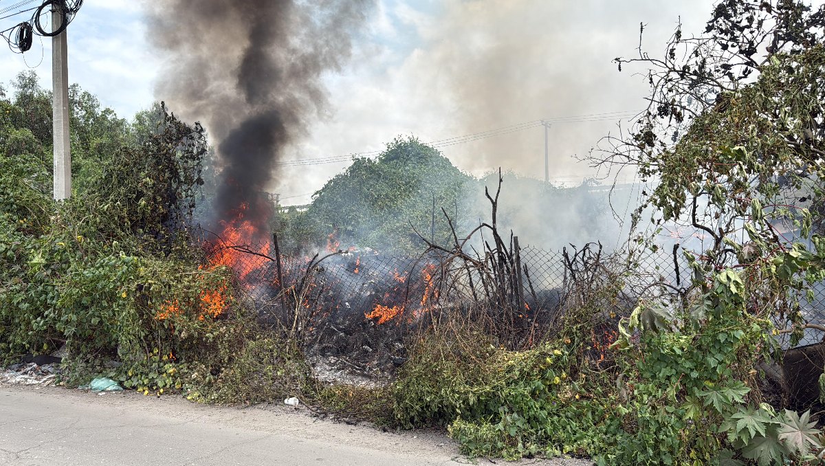 Los bomberos lograron combatir el incendio registrado en el tiradero clandestino de Ecatepec. Foto: (Especial)
