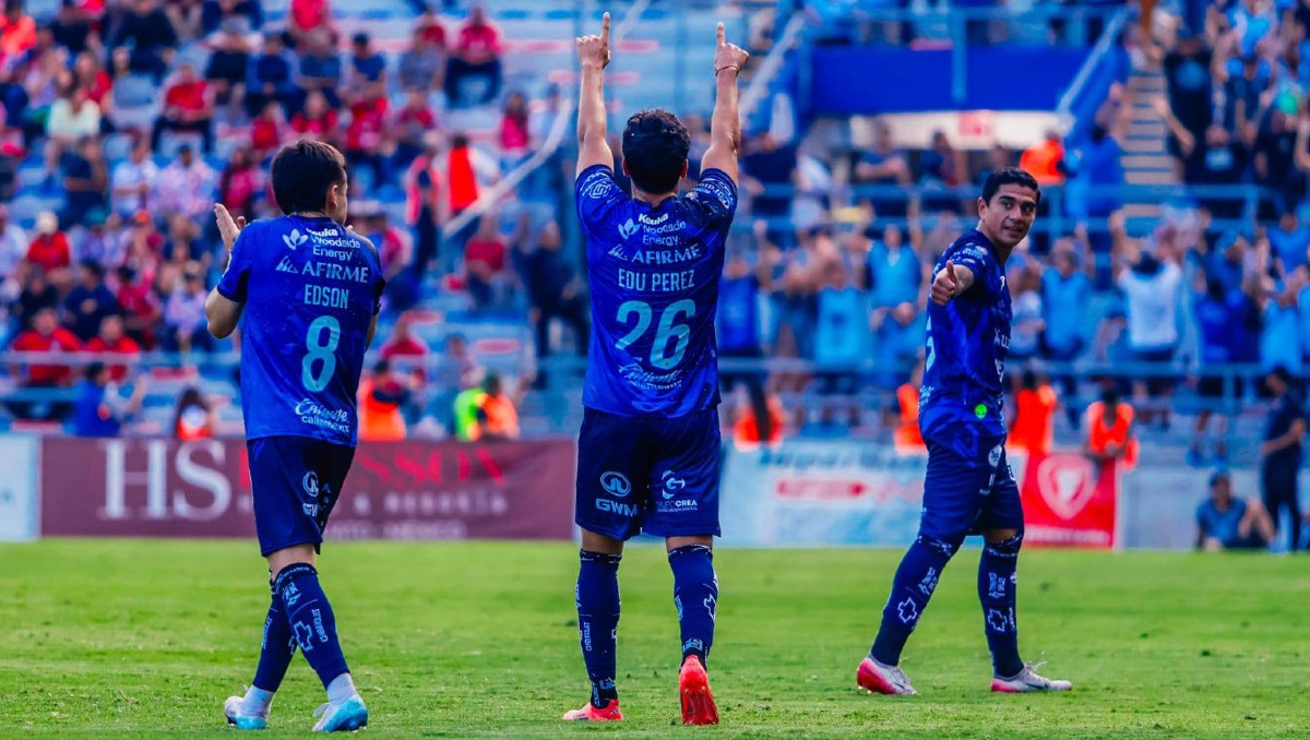 Eduardo "Edú" Pérez festeja su gol con la Jaiba Brava.