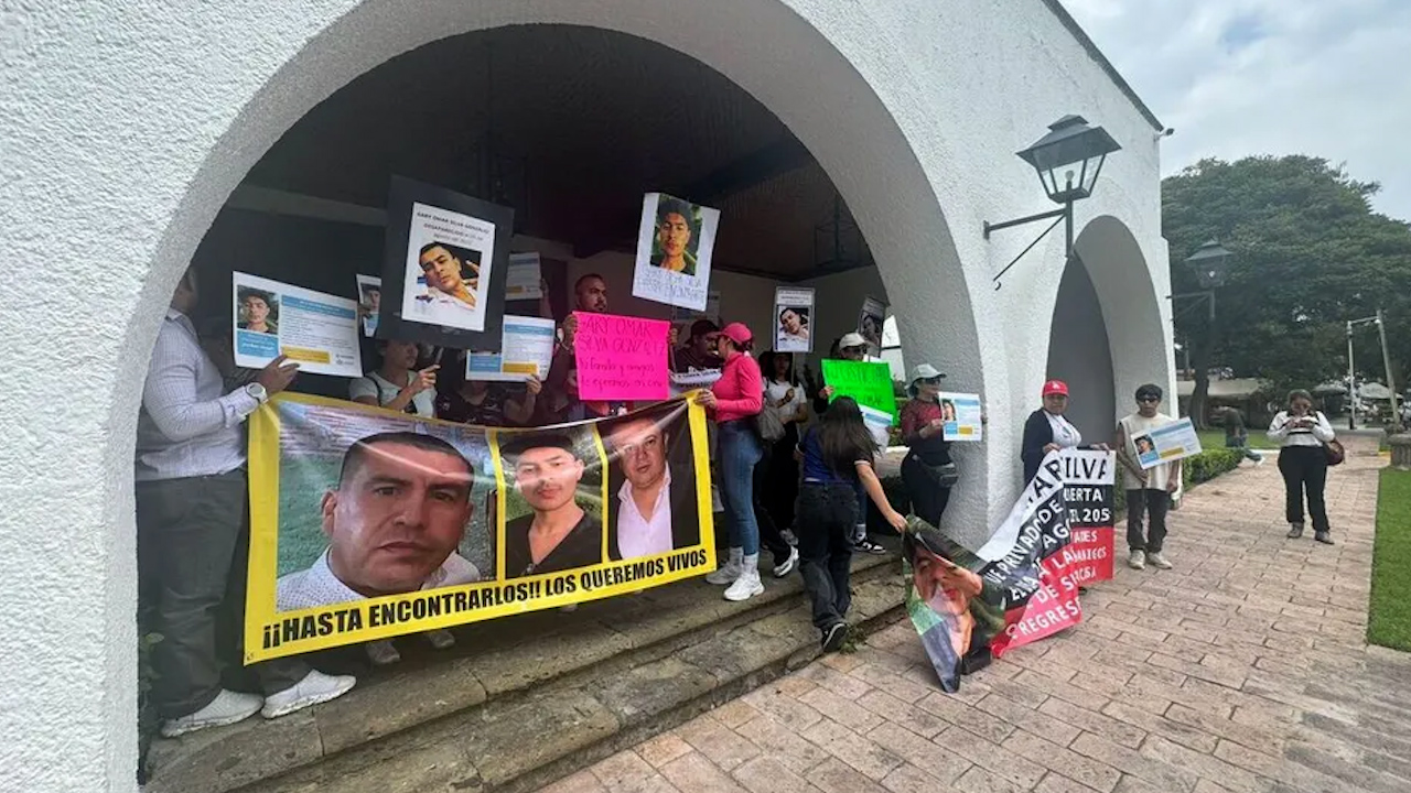 Familiares de desaparecidos realizan manifestación frente a Casa Jalisco