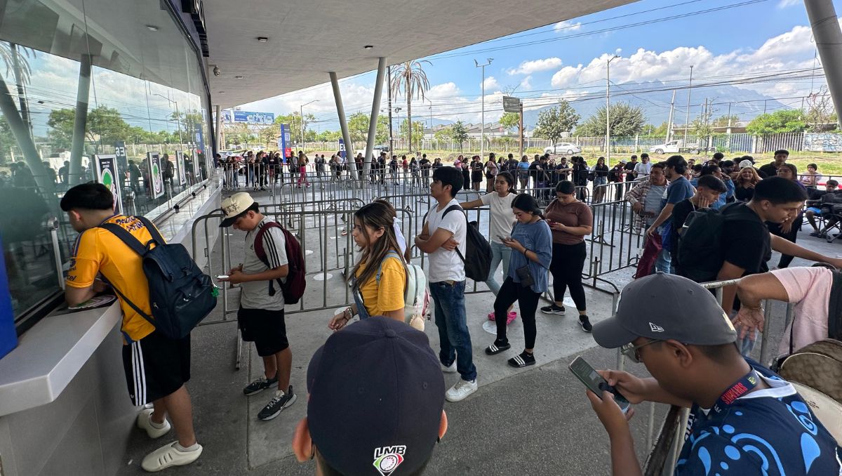 Los fanáticos del cantante del regional mexicano hacen filas fuera del Walmart Park. Alberto Santos
