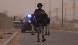 Elementos del Ejército en medio de una tormenta de arena en Ciudad Juárez, Chihuahua