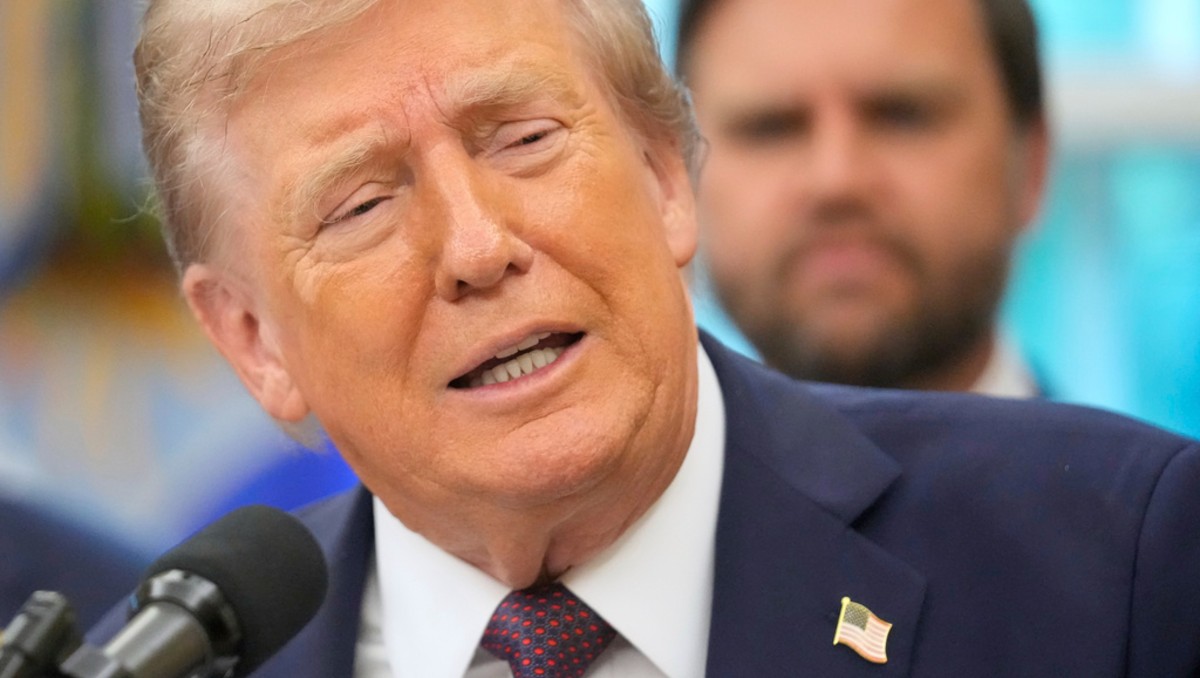 El médico de Trump declaró hace semanas que el presidente tiene una insuficiencia venosa crónica. (AP)