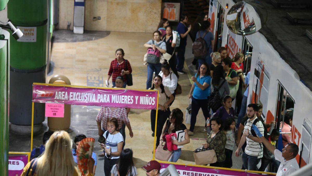 En el Metro de Monterrey hay vagones exclusivos para mujeres y niños. | Jorge López