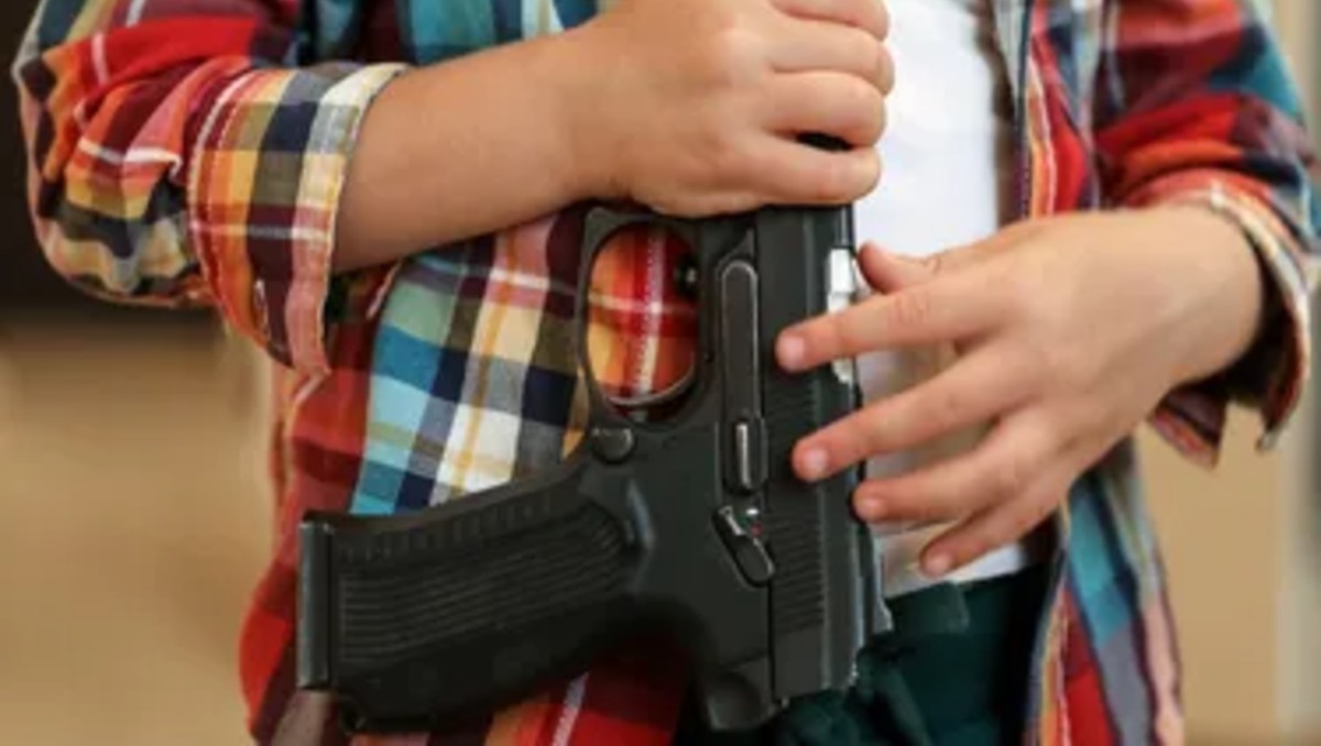 Las personas que apoyan la ley consideran que menores deben demostrar una actitud responsable respecto a las armas de fuego.