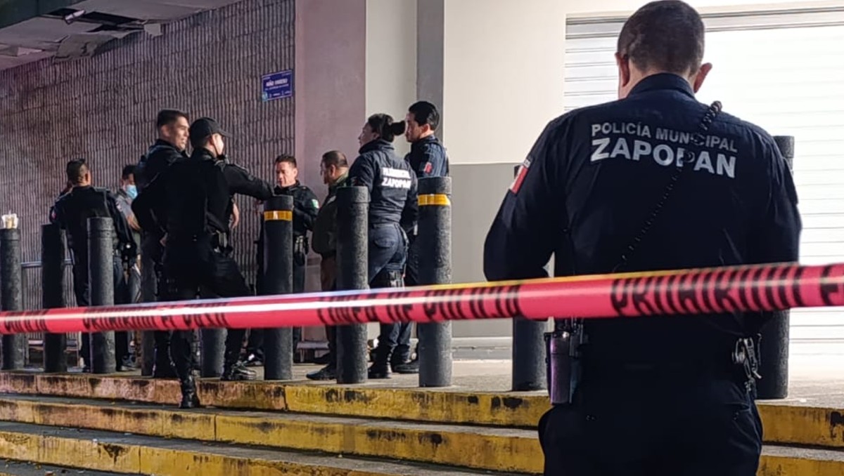 Policías acudieron al lugar donde fue hallado el hombre sin vida en Zapopan (Vicente Torres Alfaro)