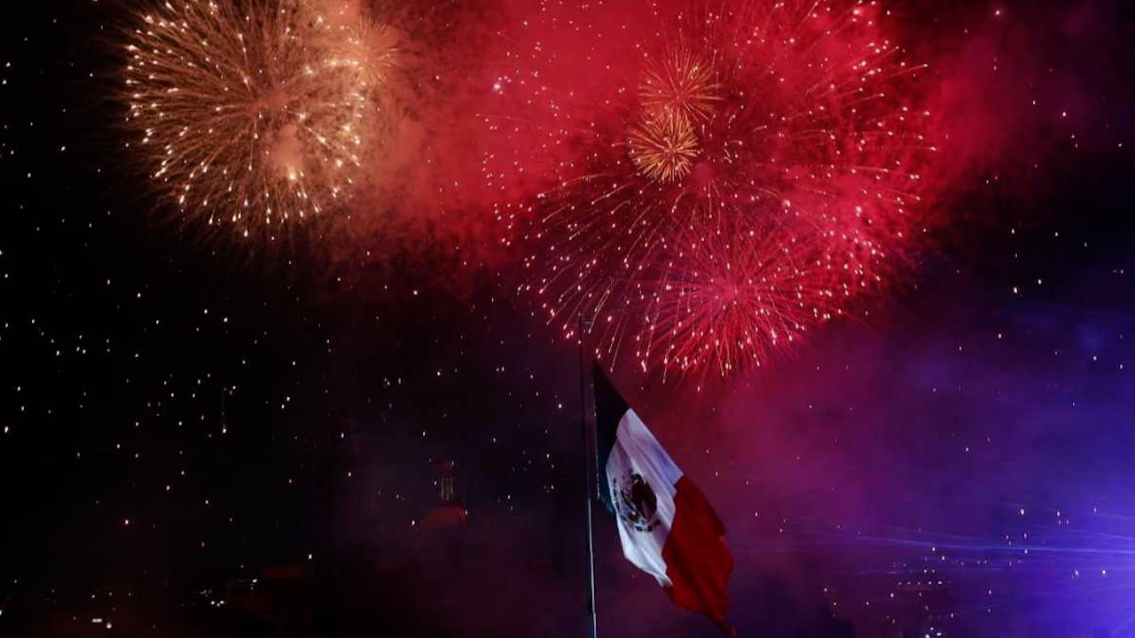 Septiembre ya se vive en CdMx: comerciantes ofrecen artículos patrios