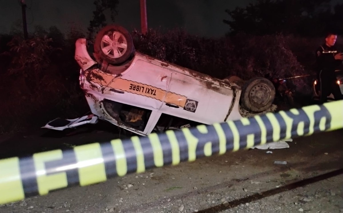 Taxi vuelca en la colonia Morelos. | Sergio Sánchez