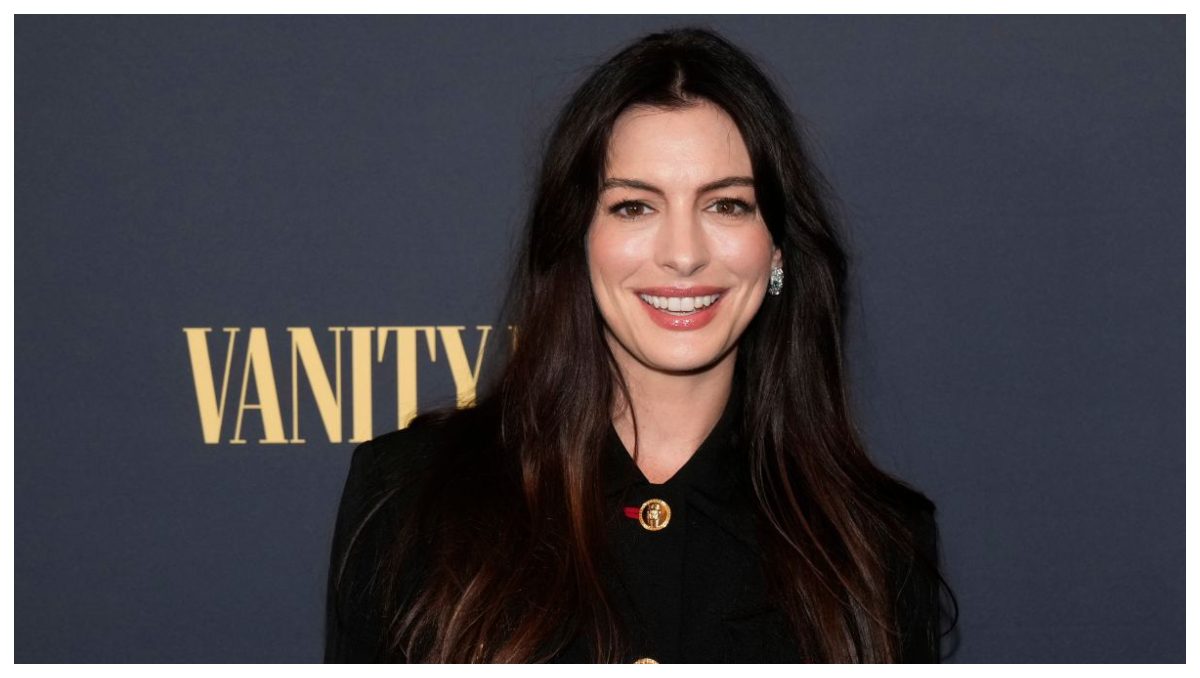 Anne Hathaway calma a los paparazzis en el set de 'El Diablo Viste a la Moda 2'