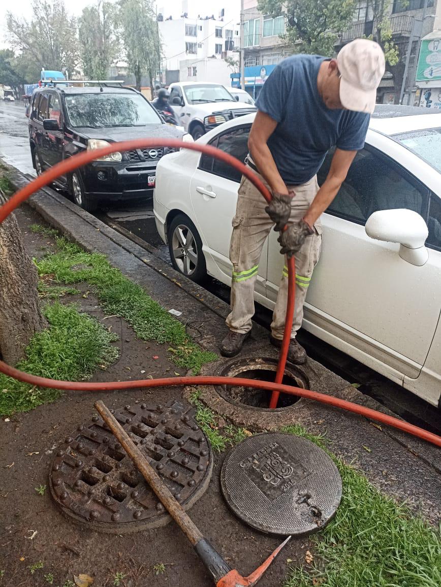 Brigadas de la Alcaldía Venustiano Carranza ayudan a vecinos tras intensas lluvias en la ciudad | Especial