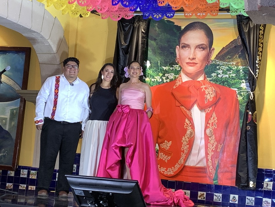 La cantante, acompañada por el artista y la empresaria María Fernanda Aguilera. (CRISTÓBAL SANDOVAL)