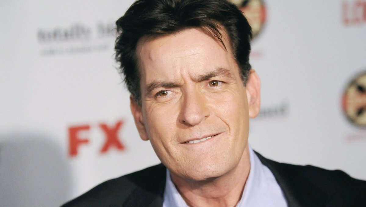 Charlie Sheen celebra ocho años sobrio, un logro que él mismo ha calificado como un "milagro" tras su pasado de adicciones y escándalos.