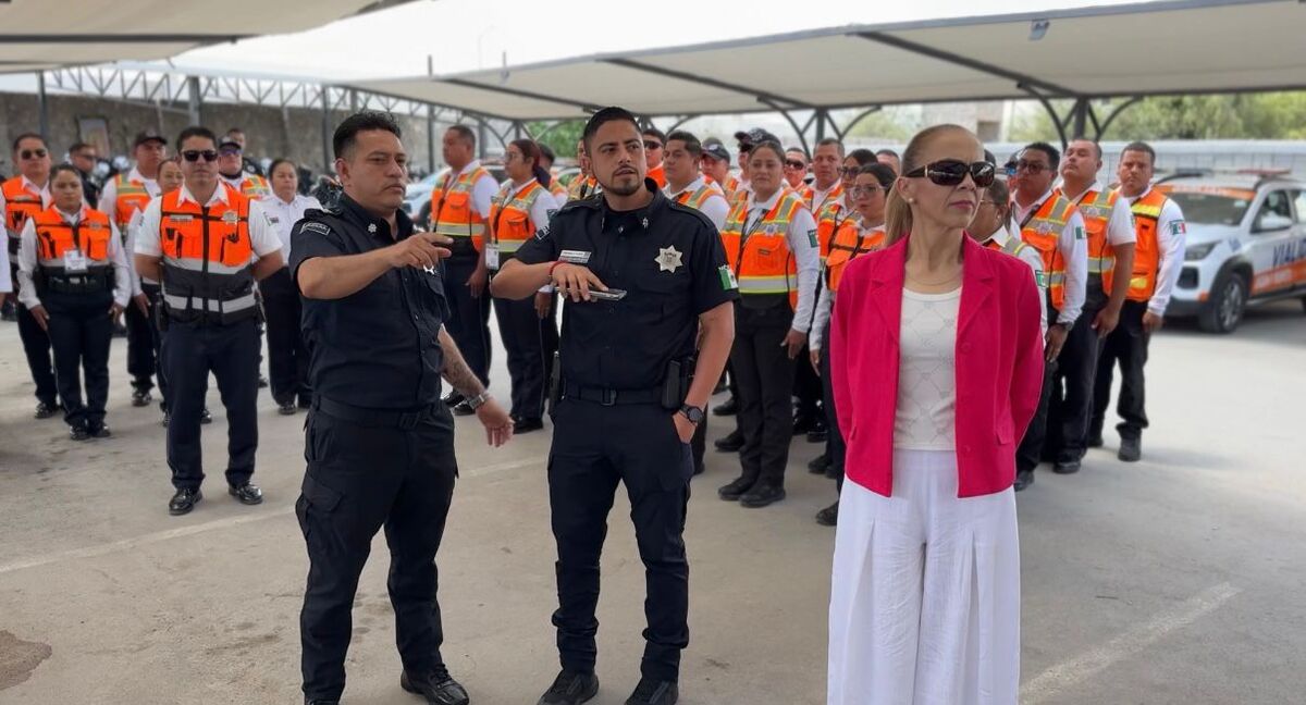 La nueva directora de Tránsito y Vialidad, Martha Alicia Faz Dávila, encabezó este miércoles el primer pase de lista con los agentes. | Especial