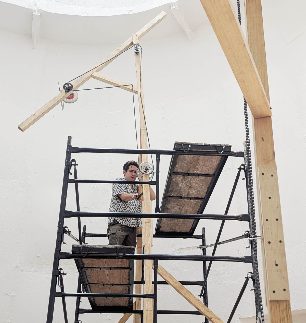 El artista durante el montaje de su instalación. Especial