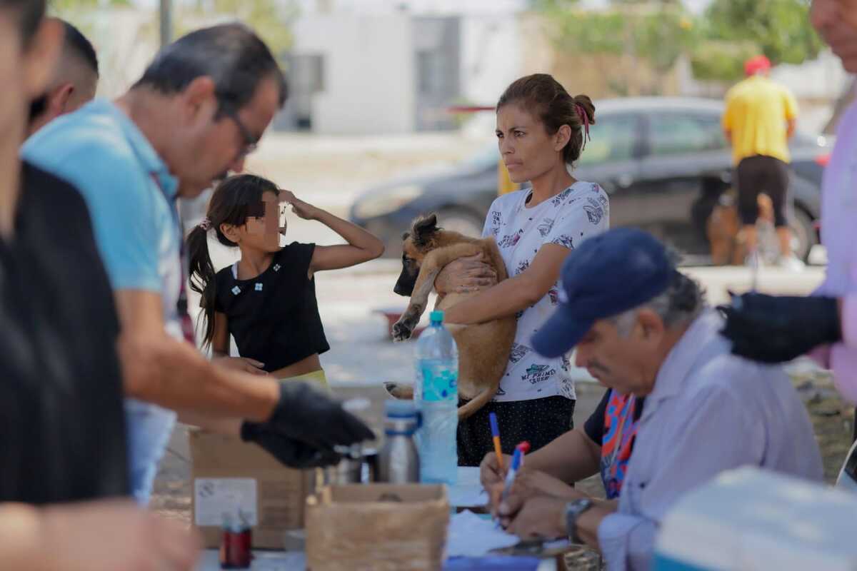 En Gómez Palacio, llevan brigada de vacunación de mascotas a las Agavias. (Cortesía)