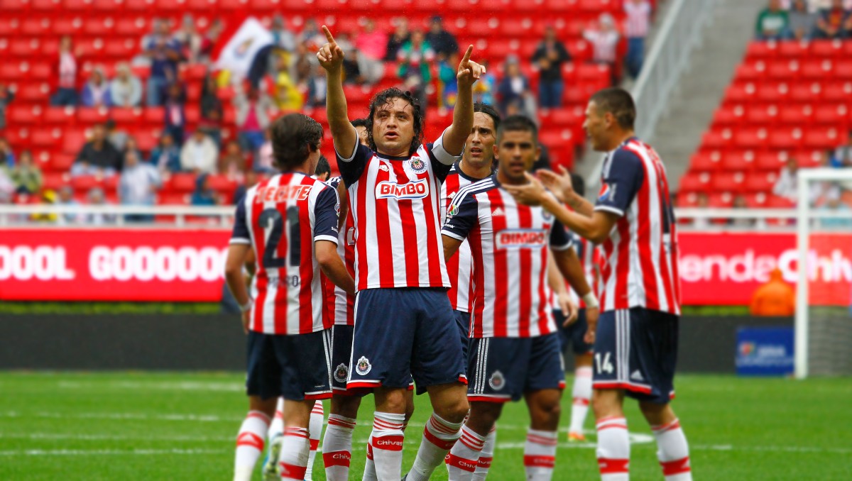 Héctor Reynoso, ex jugador de Chivas en la Liga MX, durante un festejo de gol (Imago7)