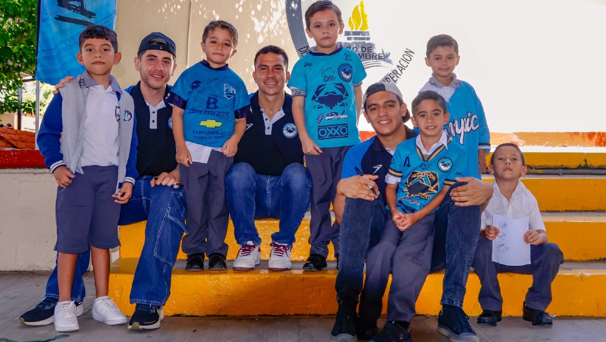 Jugadores de la Jaiba Brava convivieron con alumnos de la Escuela Primaria 20 de Noviembre.