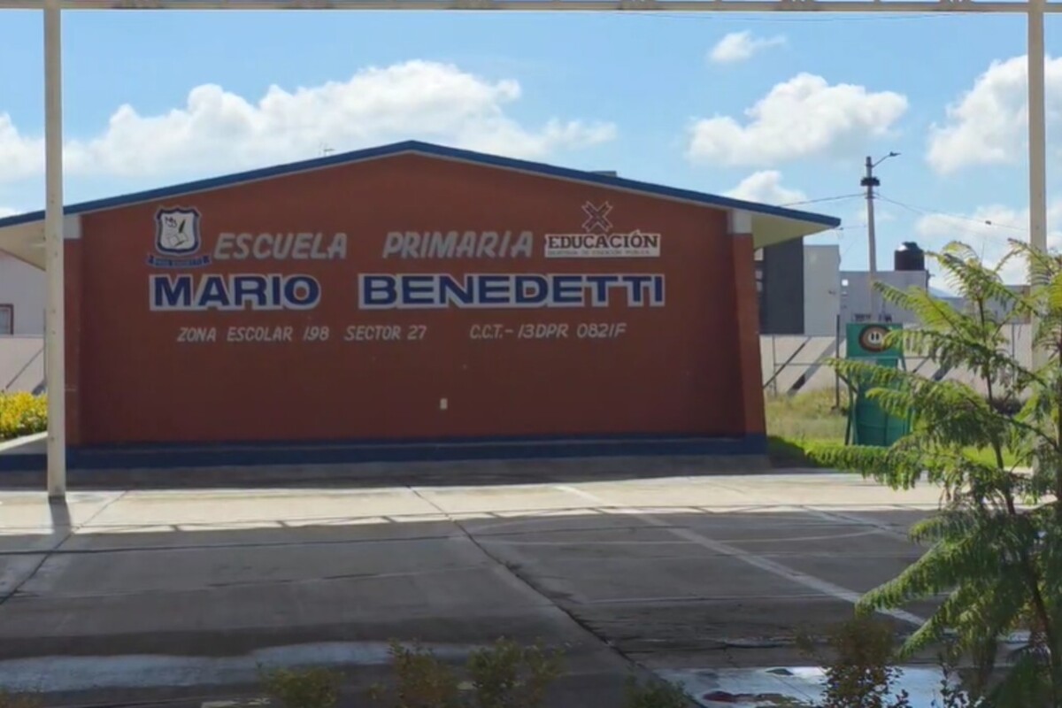 La primaria Mario Benedetti en Mineral de la Reforma fue cerrada por padres de familia.